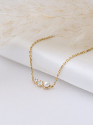 Kette aus 925 Sterlingsilber, Majorica-Perle und Zirkonia. Schön drapiert.