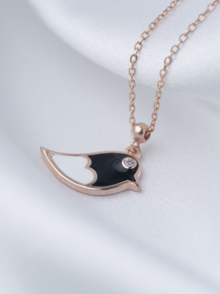 Kette aus 925 Sterlingsilber und Vogel-Anhänger mit Emaille in Schwarz und weiß, Gold Vermeil, auf Satindecke