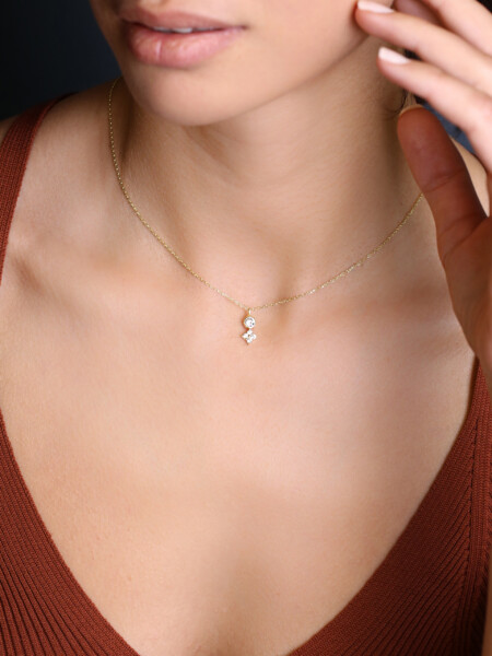 Kette aus 925 Sterlingsilber mit filigranem Zirkonia-Anhänger in Blumen- und Kreisform.