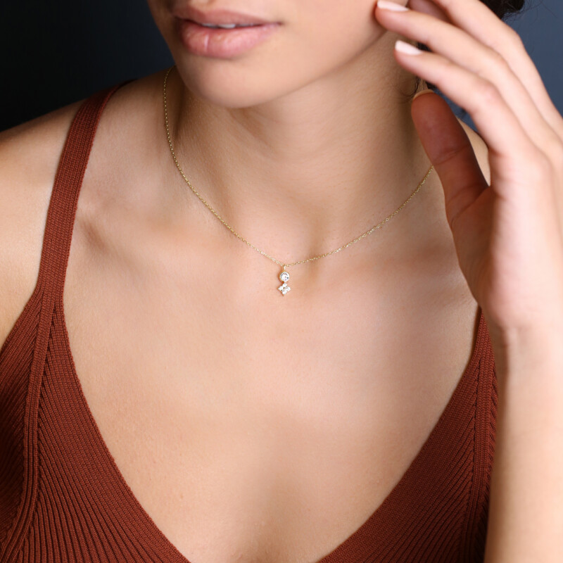 Kette aus 925 Sterlingsilber mit filigranem Zirkonia-Anhänger in Blumen- und Kreisform.