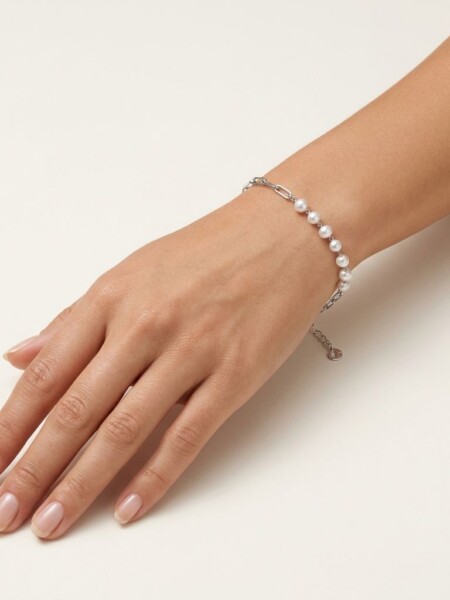Paperclip Armband mit Süßwasserperlen an Handgelenk