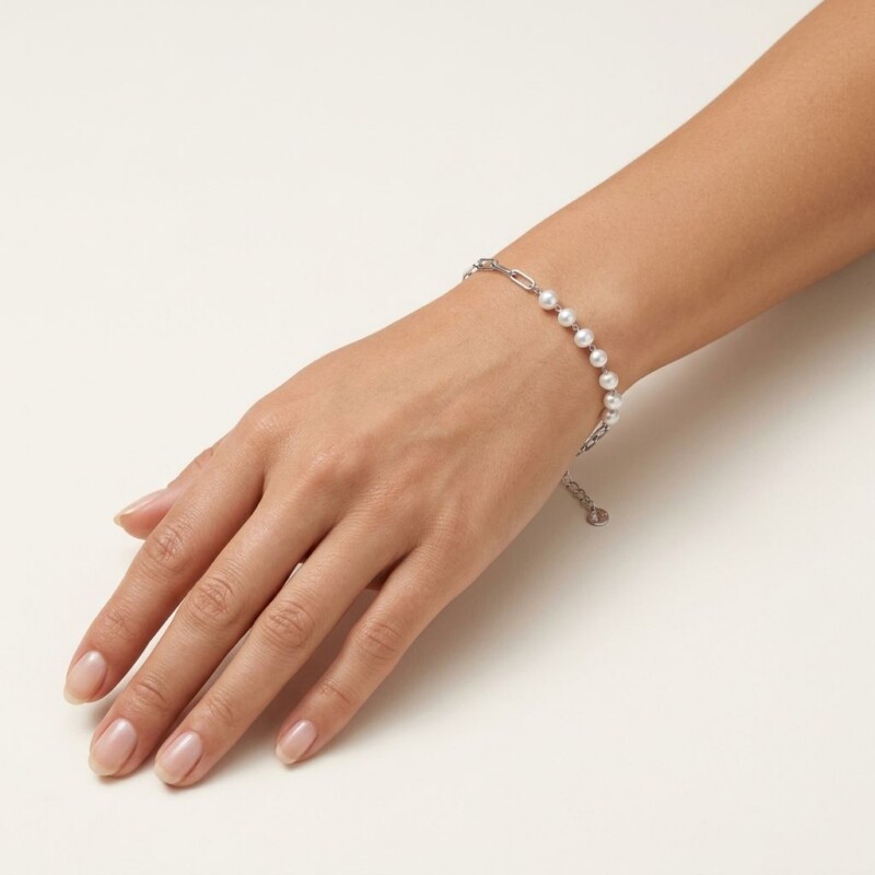 Paperclip Armband mit Süßwasserperlen an Handgelenk