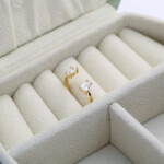 Ring aus 925 Sterlingsilber mit 2 Zirkonia-Tropfen, in Schmuckschatulle platziert.