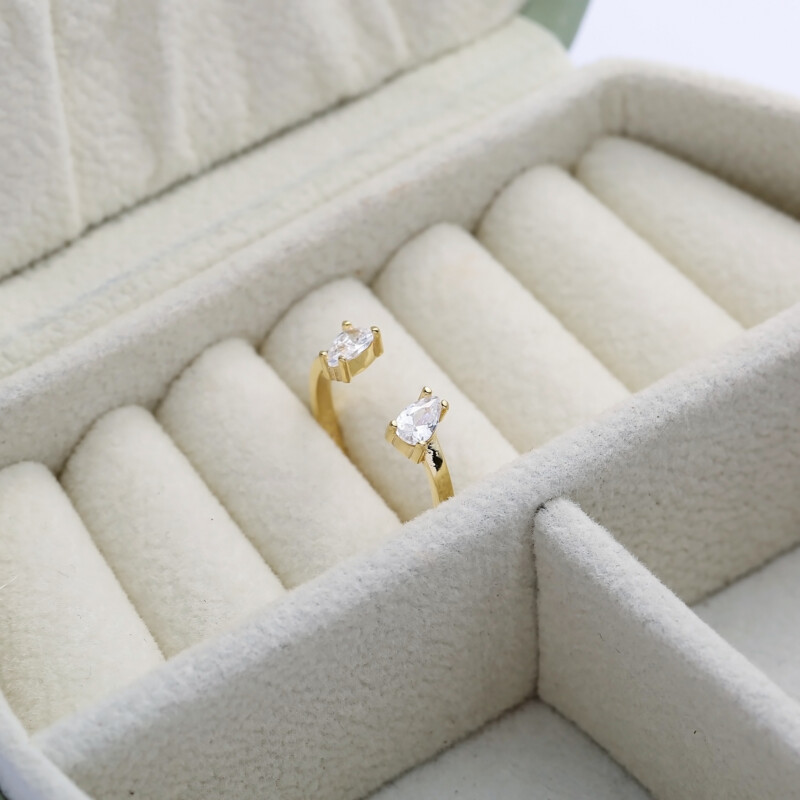 Ring aus 925 Sterlingsilber mit 2 Zirkonia-Tropfen, in Schmuckschatulle platziert.