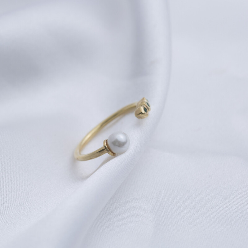 Ring, offen, mit Perle und drei kleinen grünen Zirkonia, Vermeil-Vergoldet, auf Satin drapiert