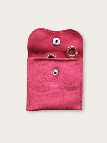 Mini-Samtetui für Schmuck in rot, Vorderansicht geöffnet mit Schmuck