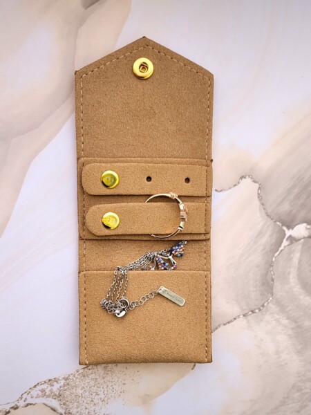 Schmuck-Organizer Mini in camel, geöffnet mit illustrativem Schmuck