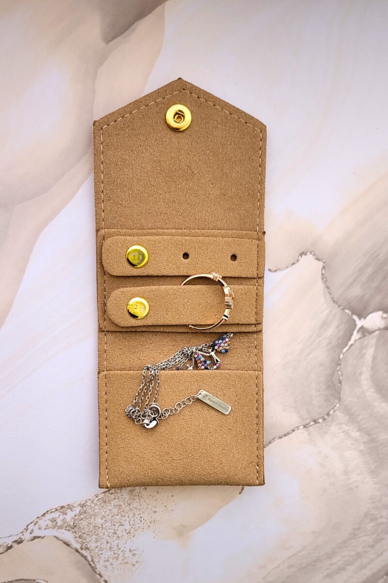 Schmuck-Organizer Mini in camel, geöffnet mit illustrativem Schmuck