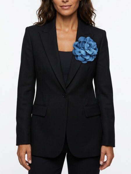 Model trägt Blazer mit maxi-Jeansblumenbrosche